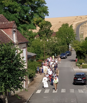 Procession avec une délégation venue de Corneilhan, le 17 juillet 2022